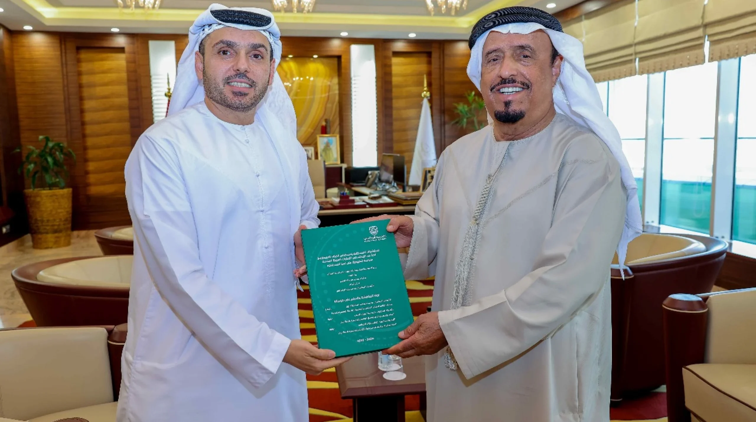 الفريق ضاحي خلفان يتلقى رسالة دكتوراه حول دور الذكاء الاصطناعي details img
