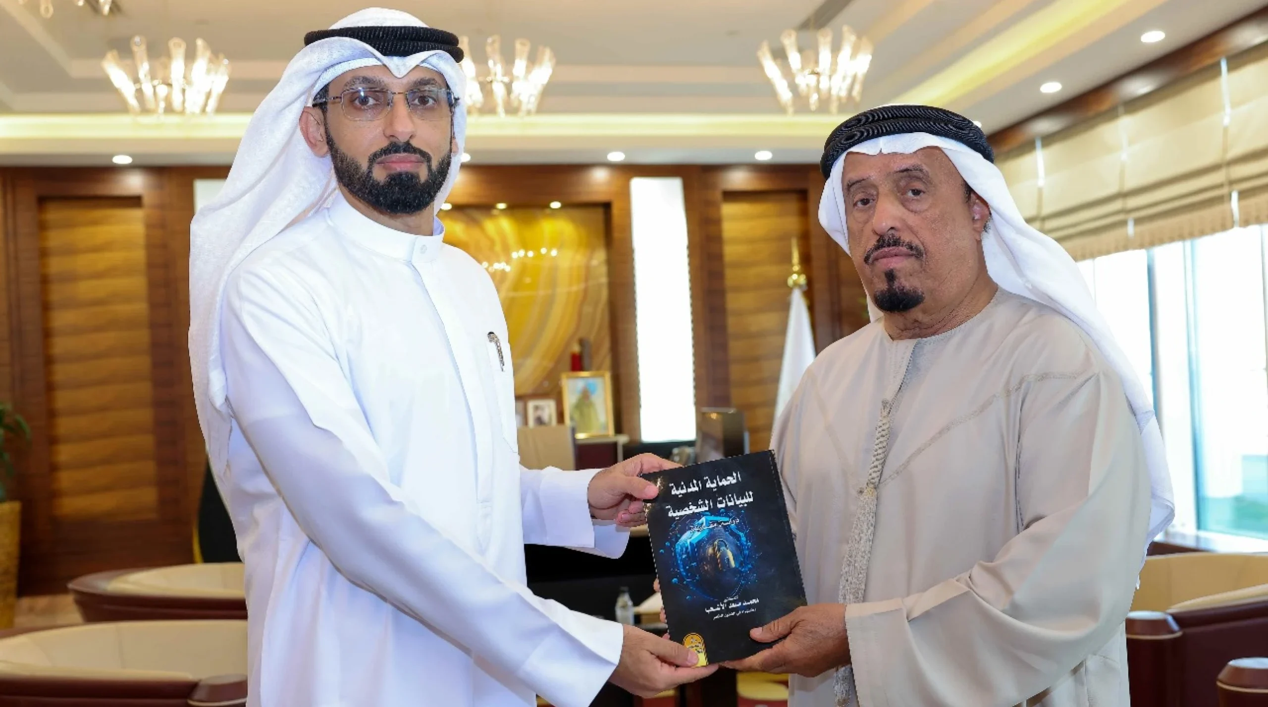 الفريق ضاحي خلفان يتلقى رسالة دكتوراه حول الحماية المدنية للبيانات الشخصية1
