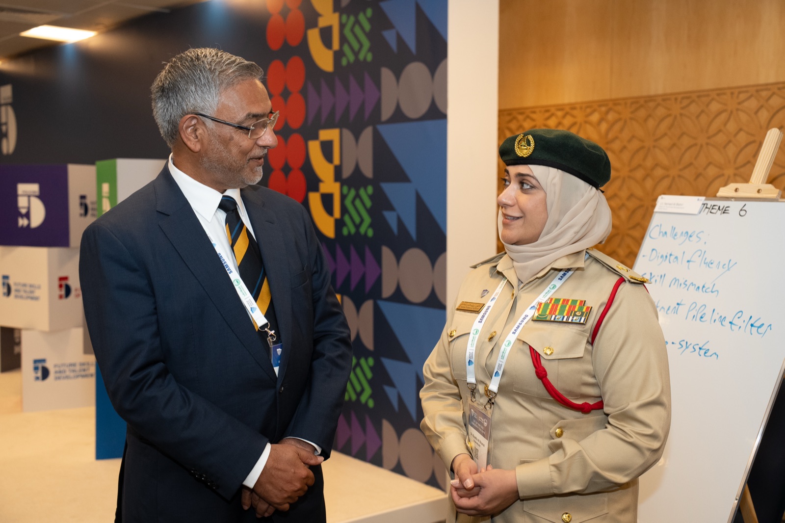 مشاركون في العمل الشرطي 5.0 يتناقشون خلال إحدى جلسات الورشة