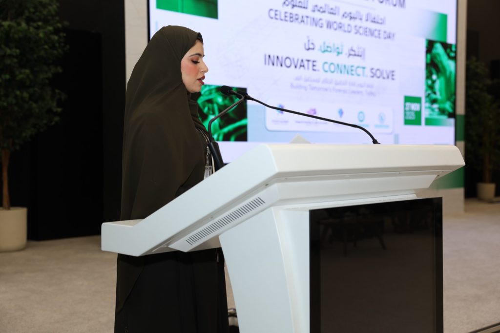 A speaker presenting at the Forensic Science Forum
